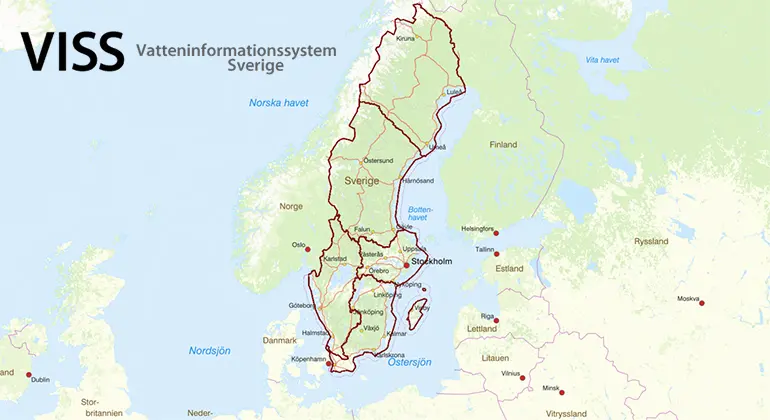 Karta över Sverige där gränserna för fem vattendistrikt är markerade, till vänster om Sverige finns texten VISS Vatteninformationssystem Sverige. 