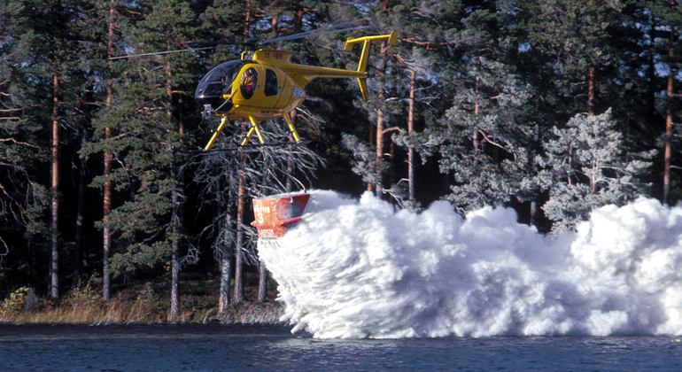 Helikopter som kalkar ett vatten.